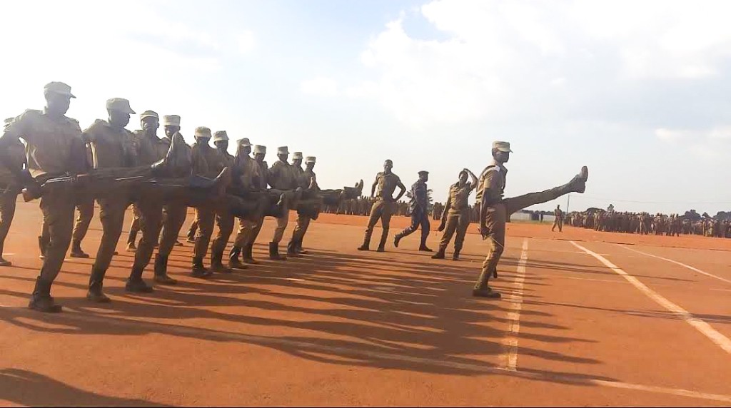 Tababarka dhacsiga intii lagu jiray Koorsada Sarkaal Cadet ee Dugsiga Tababarka Booliiska ee Kabalye-Masindi.