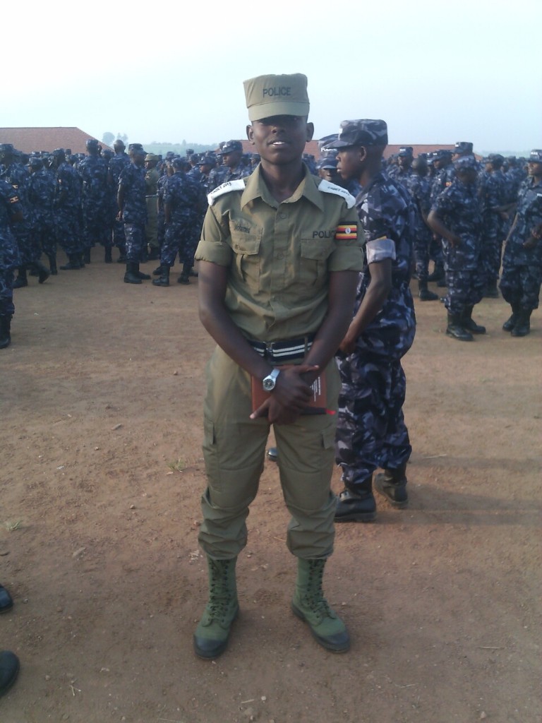 Mohamed Abdullahi Khalif oo la jooga ardayda kale ee dugsiga tababarka Ciidanka Booliiska Uganda.
