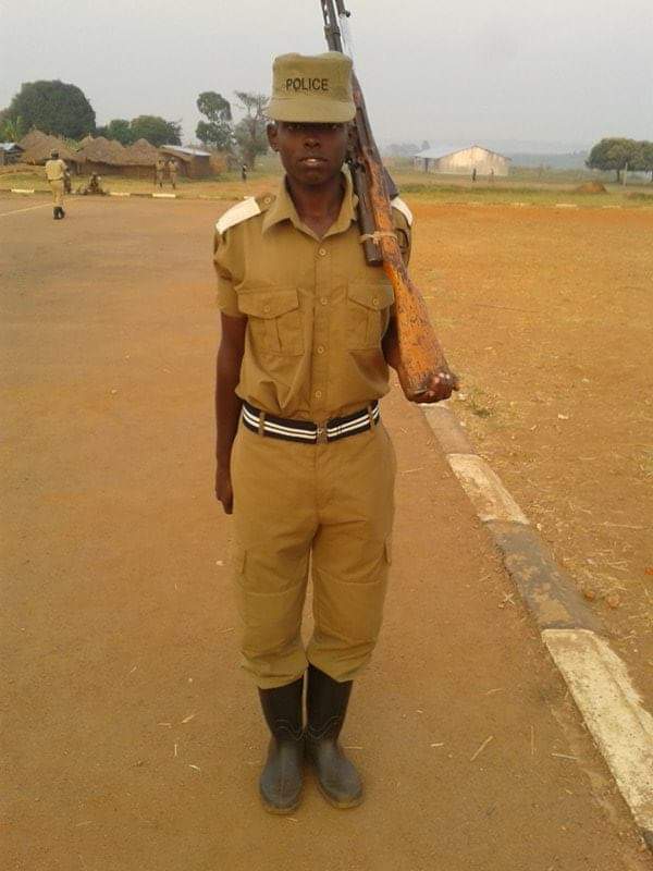 Tababarka hubka intii lagu jiray barnaamijka cadet ee Ciidanka Booliiska Uganda.
