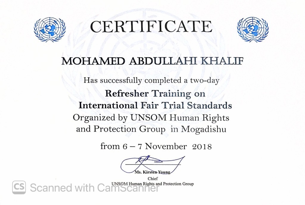 Shahaadda oo loo soo saaray Mohamed Abdullahi Khalif, oo ay bixisay Kooxda Xuquuqda Aadanaha iyo Ilaalinta ee UNSOM, ee tababarka laba maalmood ah ee cusbooneysiinta Heerarka Caalamiga ah ee Maxkamadeyn Caddaalad ah, Muqdisho, 6–7 Nofembar 2018.