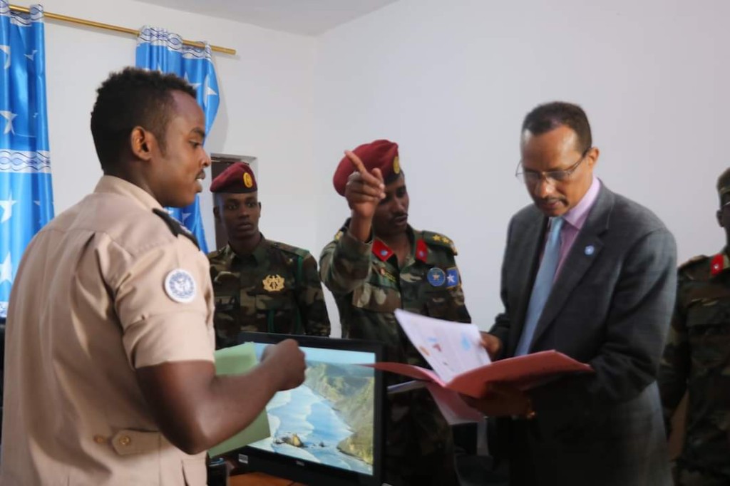 Mohamed Abdullahi Khalif oo sharxaya faylasha kiisaska, iyadoo Mudane Xasan Xuseen Xaaji, Wasiirkii Gaashaandhigga, eegayo galka, Xafiiska Xeer-ilaalinta Ciidamada ee Muqdisho, 4 Febraayo 2021.