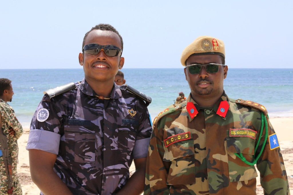 Mohamed Abdullahi Khalif oo la jooga Kornayl Xasan Cali Nuur Shuute, Guddoomiyaha Maxkamadda Ciidamada, intii hawlgalka Dhanaane socday, 4 Juun 2020.