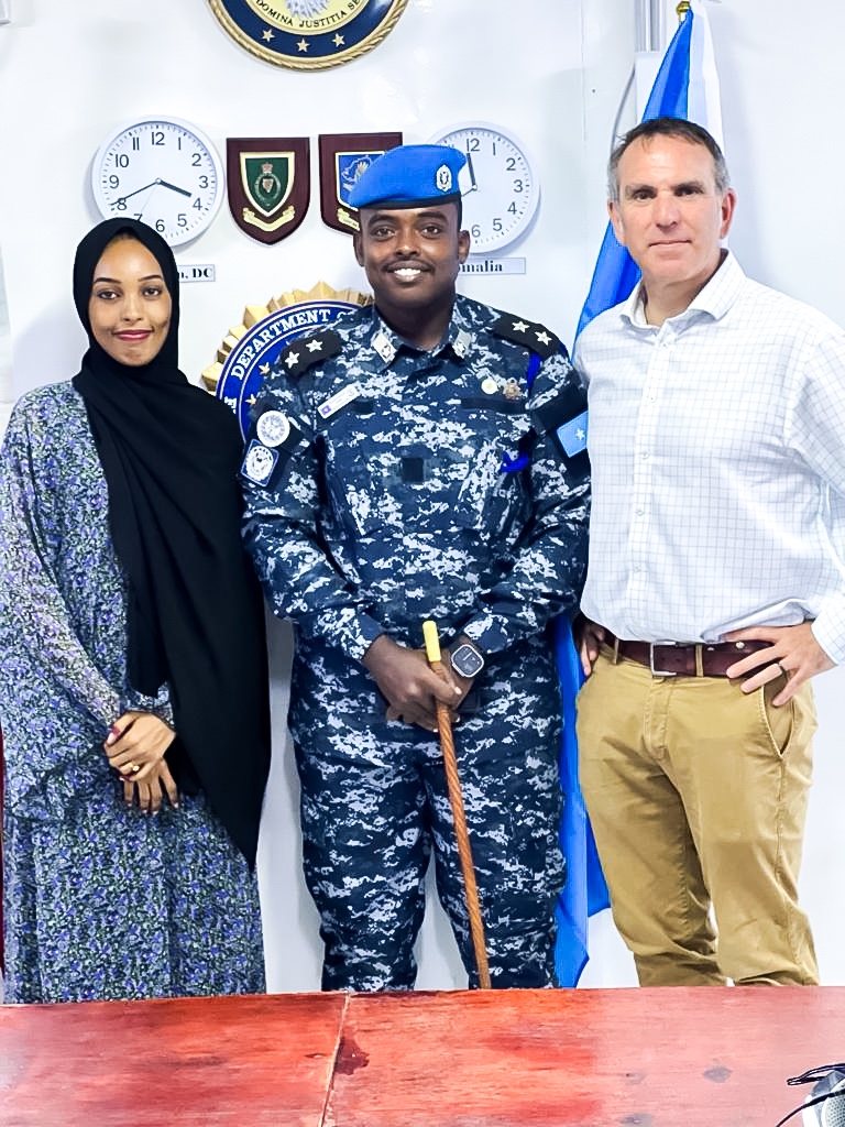 Mohamed Abdullahi Khalif oo asxaabtiisa la jooga intii lagu jiray kulanka xirfadeed ee xafiiska FBI ee Soomaaliya, 7 Febraayo 2024.