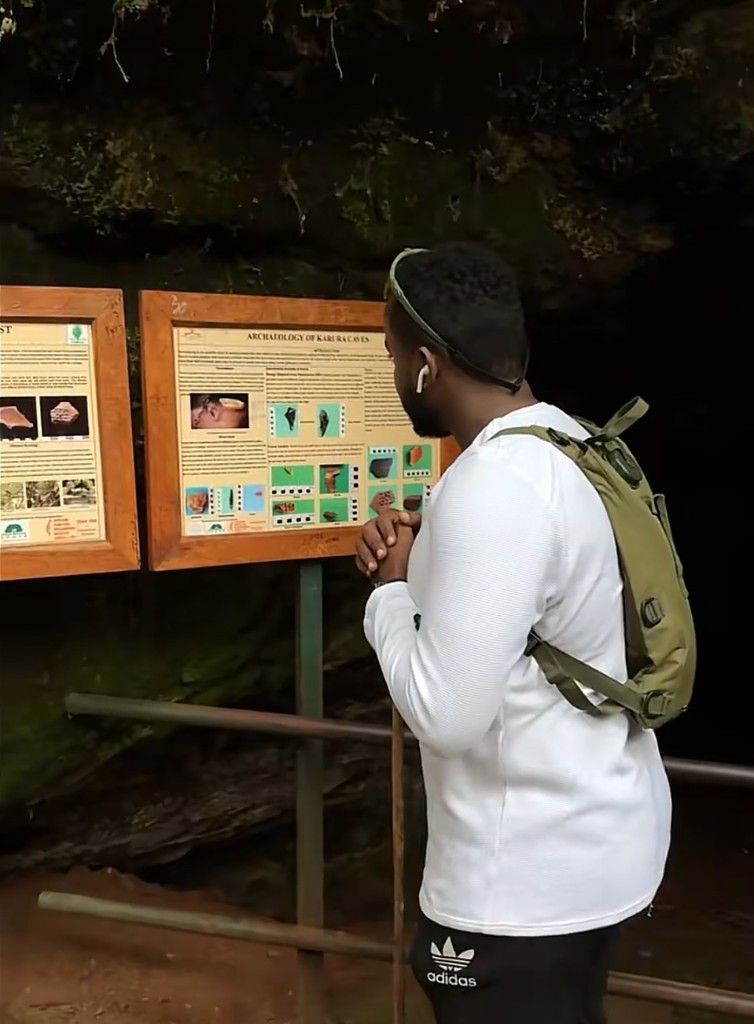 Mohamed Abdullahi Khalif oo eegaya bandhigga qadiimiga ah ee Godadka Karura, Karura Forest, Nairobi, 21 Juun 2025.