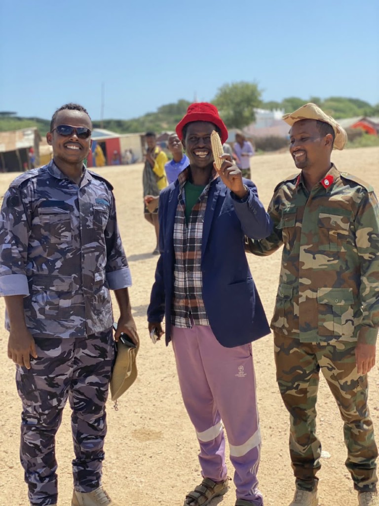Mohamed Abdullahi Khalif oo dadka deegaanka la jooga intii hawlgalka Degmada Marka socday, 26 Diseembar 2020.